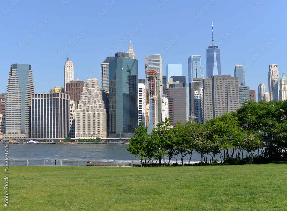 Wall mural View on financial district in lower Manhattan from Brooklyn Bridge Park, New York.