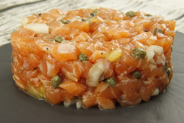 Tartare de saumon kiwi et câpres	