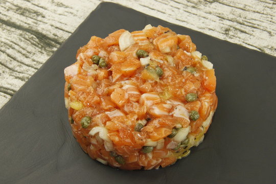 Tartare de saumon kiwi et c&acirc;pres