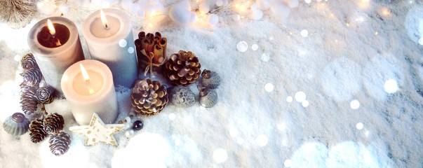 Adventskerzen im Schnee - dritter Advent