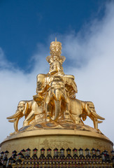 Fototapeta premium Giant golden Buddha statue on top of Emei Mountain in China