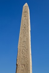 Ägyptischer Obelisk - Oberer Teil - Blauer Himmel