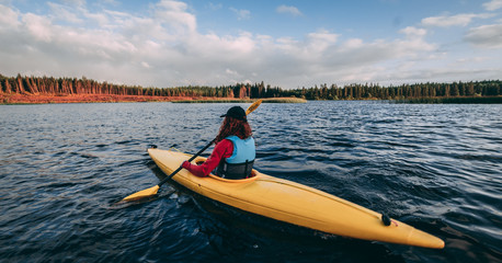 Fototapeta premium Kobieta W Kajaku