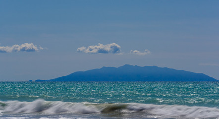 Brechende Welle am Mittelmeer vor Insel (Elba)