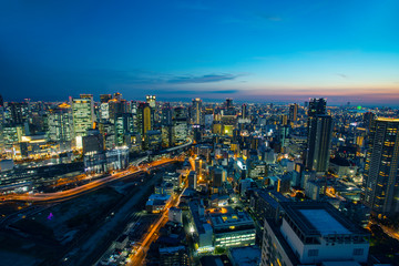 Fototapeta premium wysoki kąt widzenia miejskiego wieżowca osaka na pięknym niebie zmierzchu