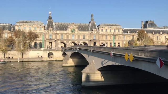 Pont du Carrousel sur la Seine &agrave; Paris