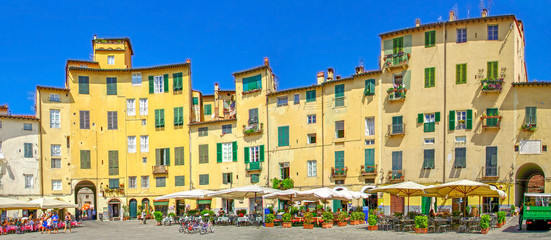Square in Lucca Italy - obrazy, fototapety, plakaty