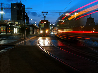 Fototapeta na wymiar Nocne tramwaje.