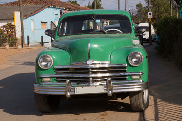 Obraz na płótnie Canvas Schöner grüner Oldtimer auf Kuba (Karibik)