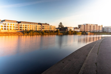 Obraz premium Long Exposure Image of Victoria Embankment in Nottingham,UK during sunset in autum