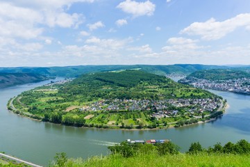 Rheininsel Rheinschleife Fachtschiff