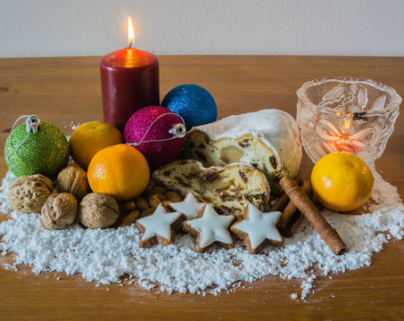 Adventsarrangement Erster Advent Holztisch