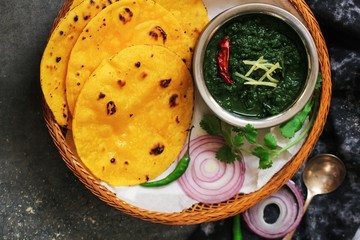 Sarson ka saag and Makki ki roti /Indian corn bread with mustard leaves gravy - obrazy, fototapety, plakaty