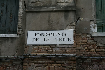 Venice, typical road sign called "nizioleto"