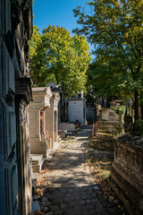 Allée cimetière montante, Père Lachaise, Paris