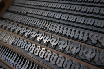 Caractères d'imprimerie rangés en ligne, police