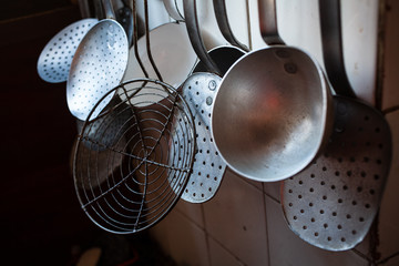 Ustensiles de cuisine en alumiun suspendu, détail, louches passoires