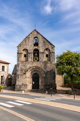 Fototapeta premium Petite église en bord de route, passage piéton Lavergne, Lot, France