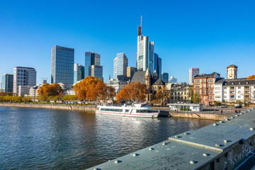 Mainufer und Skyline Frankfurt