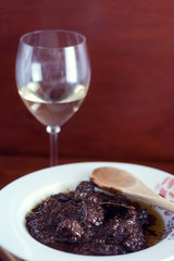 GUISO DE CARNE DE CIERVO CON COPA DE VINO