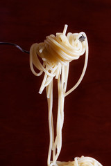 SPAGUETTI EN TENEDOR PREPARADO PARA CONSUMIR