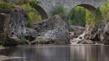 Glattes Wasser an den Stromschnellen