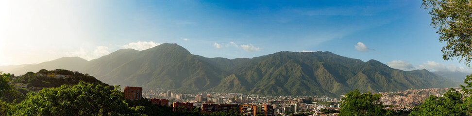 Fototapeta premium Widok na miasto Caracas i jego kultową górę el Avila lub Waraira Repano.