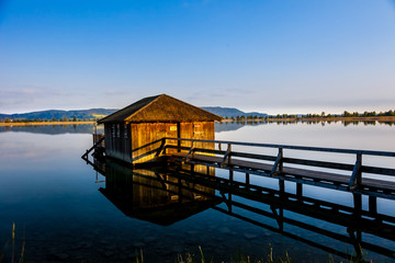 Alpenlandschaft mit See und Bootshaus