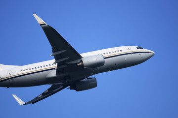 旅客機 B737 離陸