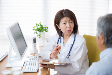 診察する女医