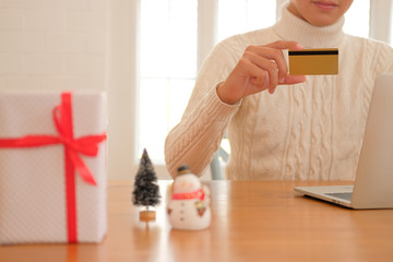 Fototapeta na wymiar man holding credit card for online shopping. male buyer buying christmas gift on internet. new year holiday celebration
