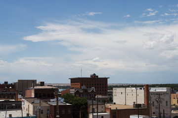 Obraz premium Cityscape summer day. Roof buildings of a small American city against the backdrop of mountains.