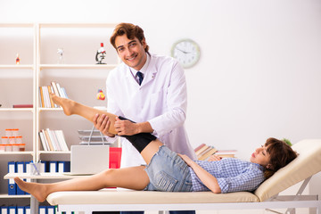 Obraz premium Young female patient visiting male doctor traumatologist 