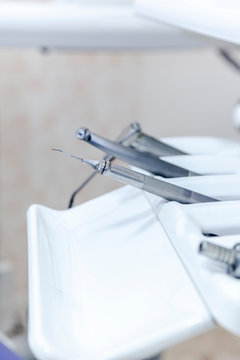 歯科の治療器具のアップ。歯医者、デンタルケア、虫歯イメージ