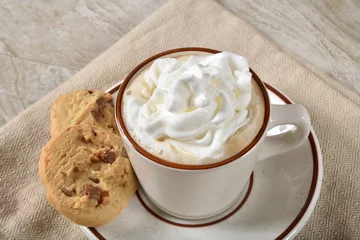 Crédence de cuisine en verre imprimé Chocolat Tasse de chocolat chaud avec crème fouettée et biscuits