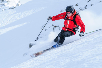 Fototapeta na wymiar Skifahrer mit Schräglage im Gelände unterwegs