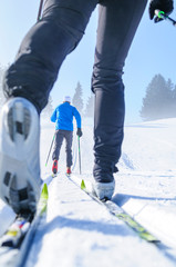 klassisch Langlaufen an einem eisigen Wintertag