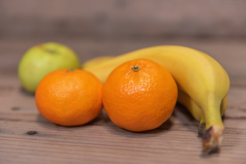 Clementinen mit Bananen und Apfel