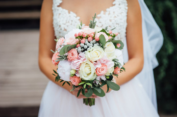 Obraz na płótnie Canvas closeup of bride hands holding beautiful wedding bouquet