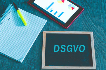 Tafel mit der Aufschrift DSGVO (Datenschutzgrundverordnung) in englisch GDPR (General Data...