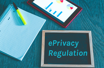 Tafel mit Aufschrift e-Privacy-Verordnung  ePVO in englisch E-Privacy-Regulation Block und Vorhängeschloss in cooler blauer Optik