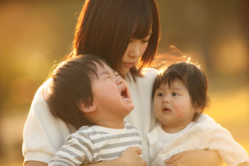 泣く男の子