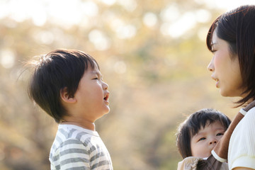 泣く男の子