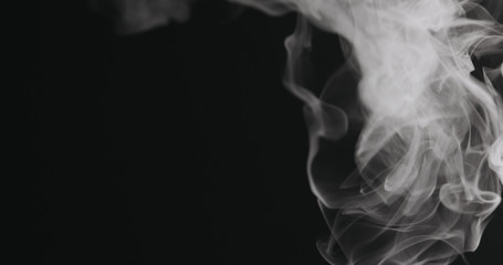 Obraz premium Slow motion closeup vapor floating in air on black background