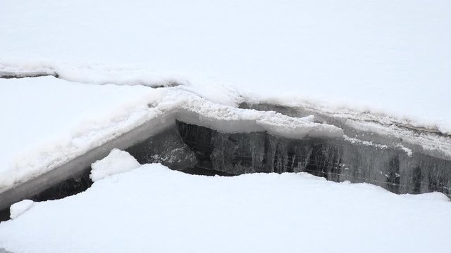 Ghiaccio e riva del fiume a Banff, Canada