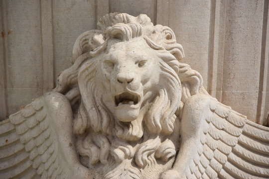 Skulptur eines geflügelten Löwen
