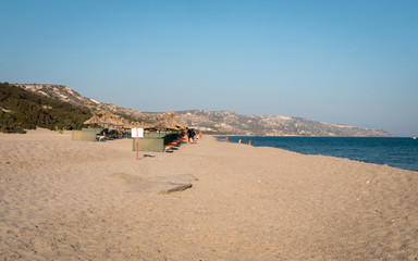 plage avec des paravents de l'&icirc;le de Kos