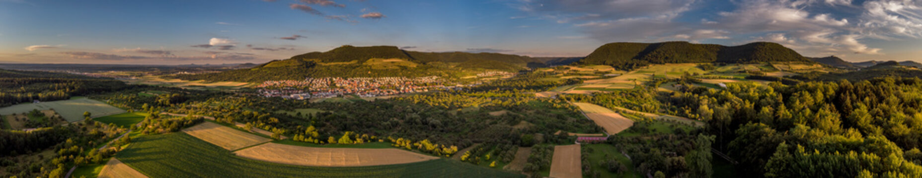 Panorama des Schw&auml;bischen Albvorlandes im Abendlicht