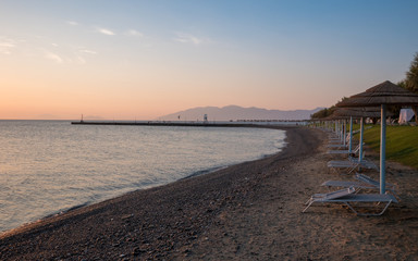 Plage au lev&eacute; de soleil