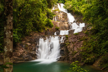 Obraz premium Long exposure of a beautiful waterfall running through tropical rainforest (Lampi, Thailand)